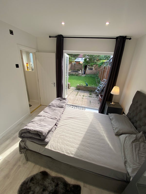 Photo 1: Ensuite Master room 