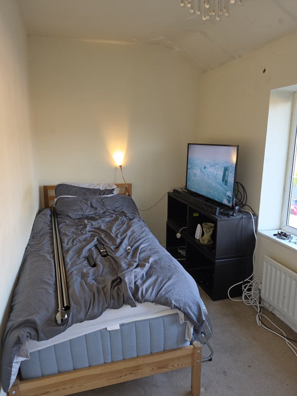 Photo 1: The room, anyone know how to hand a curtain?