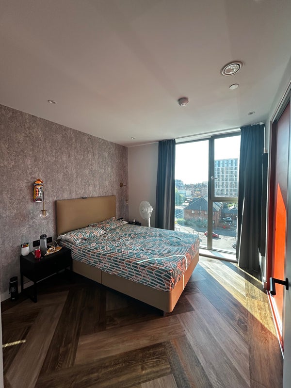 Photo 1: Room in daylight