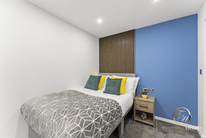 Photo 1: Room 5