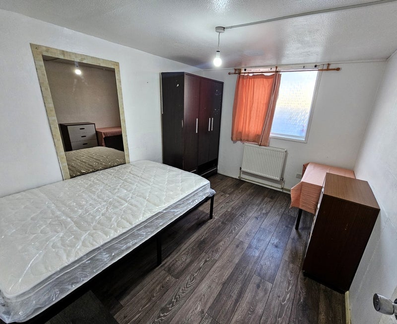 Photo 1: Double room with old wardrobe 