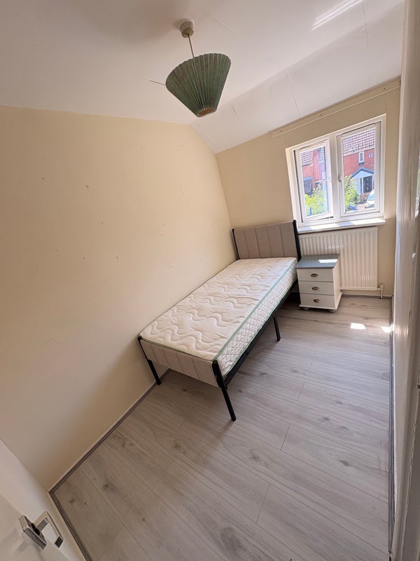 Photo 1: Single room