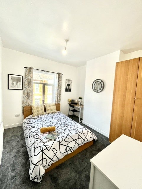 Photo 1: Available room