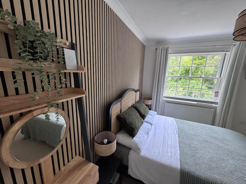 Photo 1: Bedroom