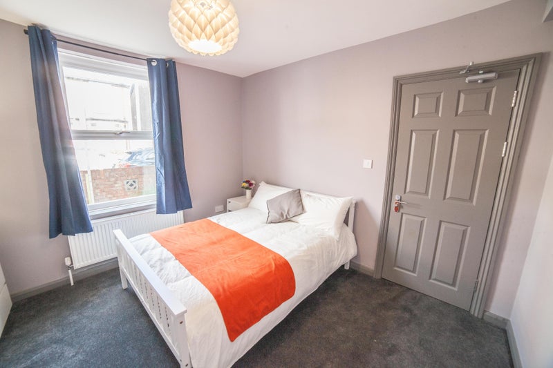 Photo 1: Room 1