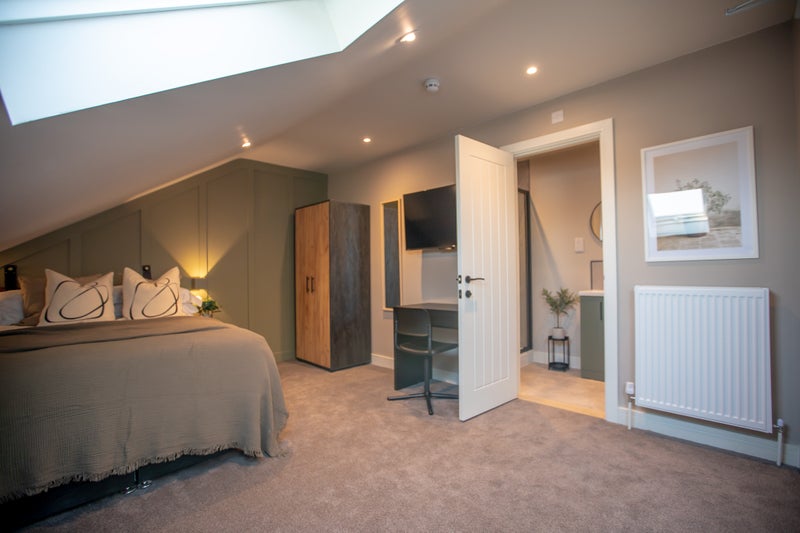 Photo 1: ROOM 8 WITH ENSUITE & KITCHENETTE £800