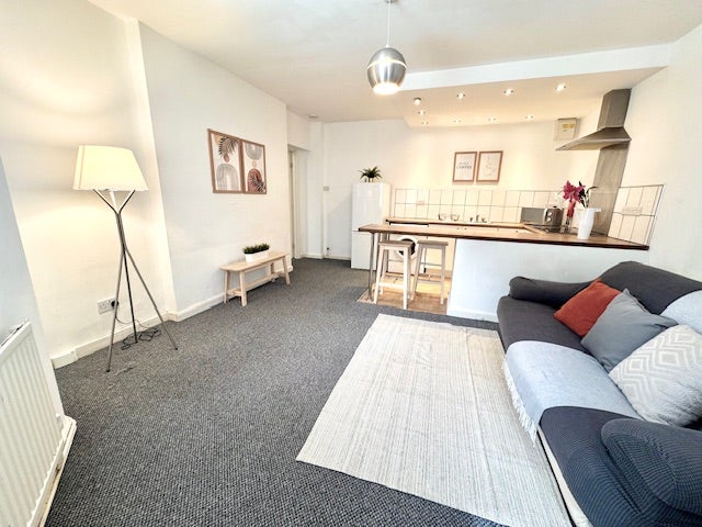 Photo 1: lounge