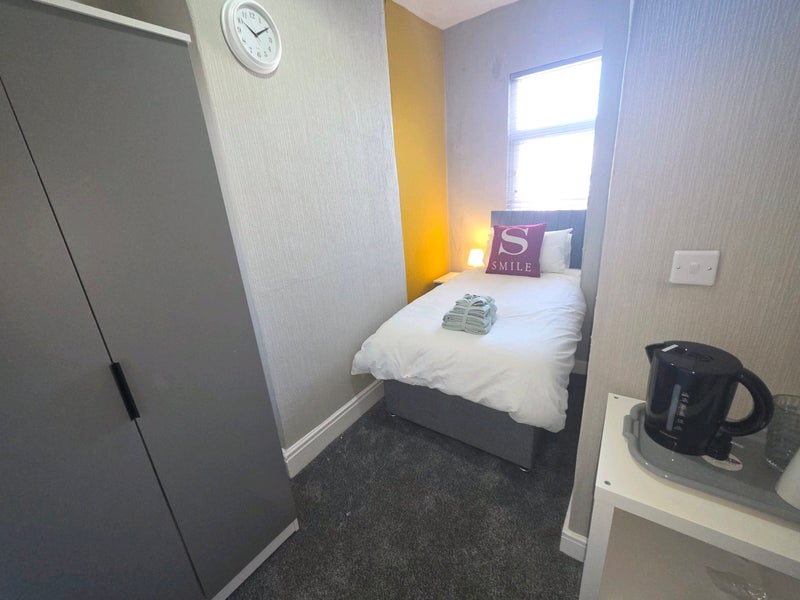 Photo 1: Bedroom 3