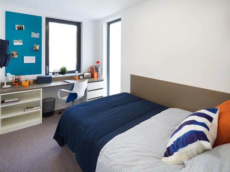 Photo 1: Bedroom