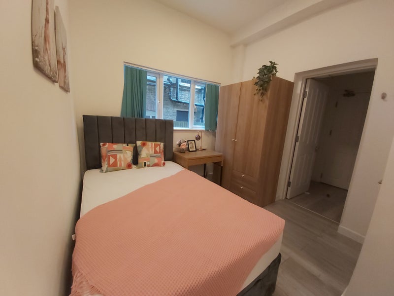 Photo 1: Room 2, En-suite room