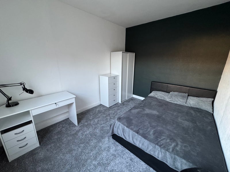 Photo 1: Bedroom 2