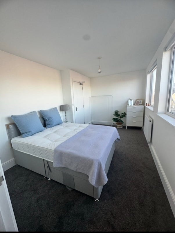 Photo 1: Room 6 - top floor rear