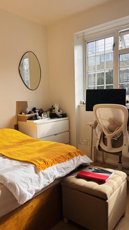 Photo 1: Double bedroom