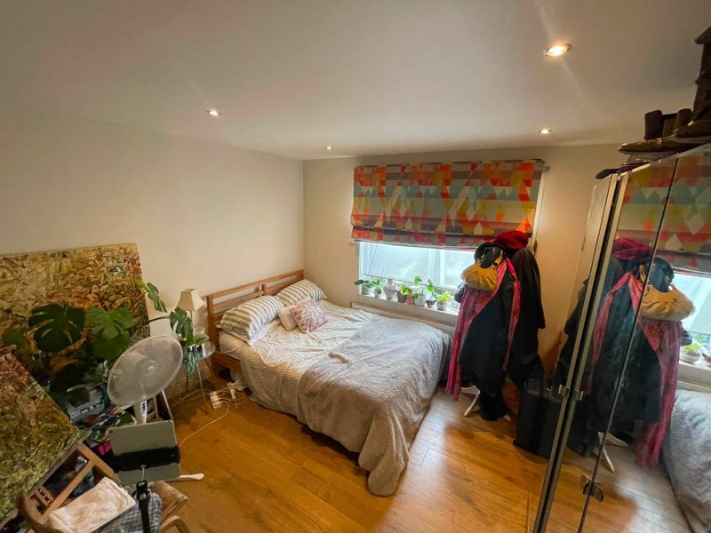 Photo 1: Room 1