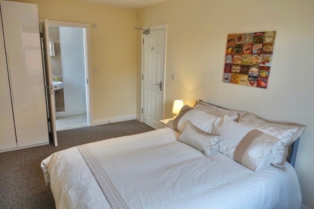 Photo 1: Room 2