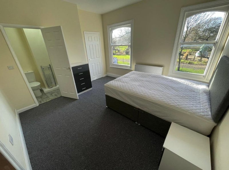 Photo 1: Room 5