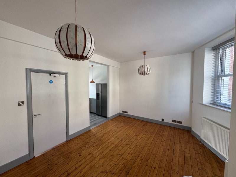 Photo 1: Spacious Lounge / Dinning room 4.6 x 3.1 mts