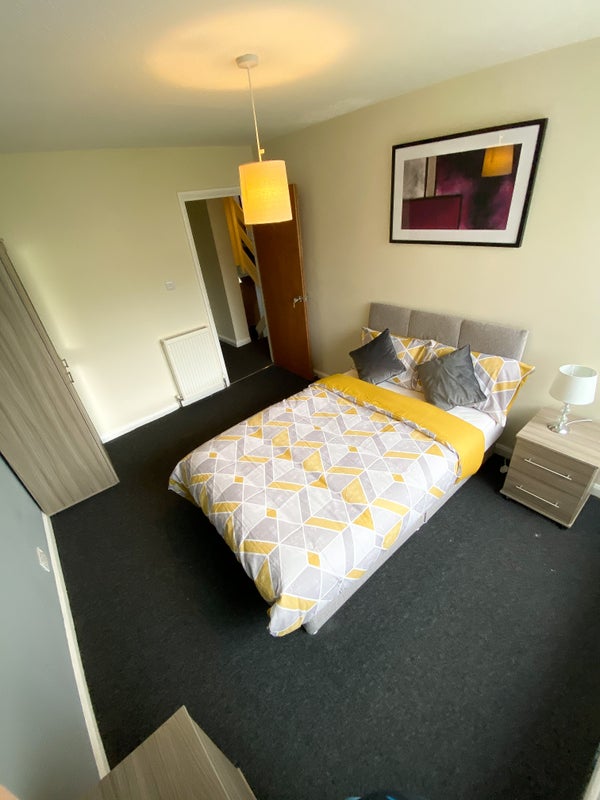 Photo 1: ROOM 4