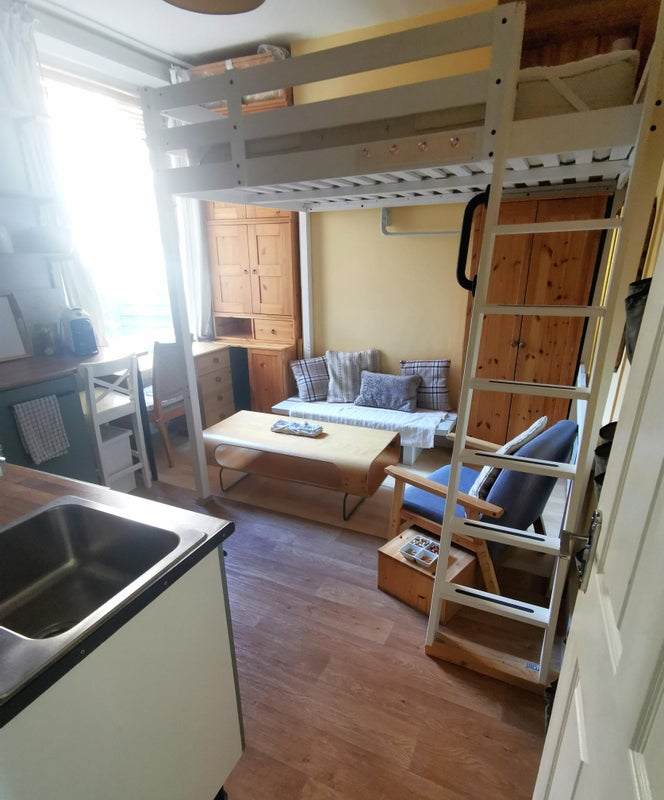 Photo 1: Main view in room