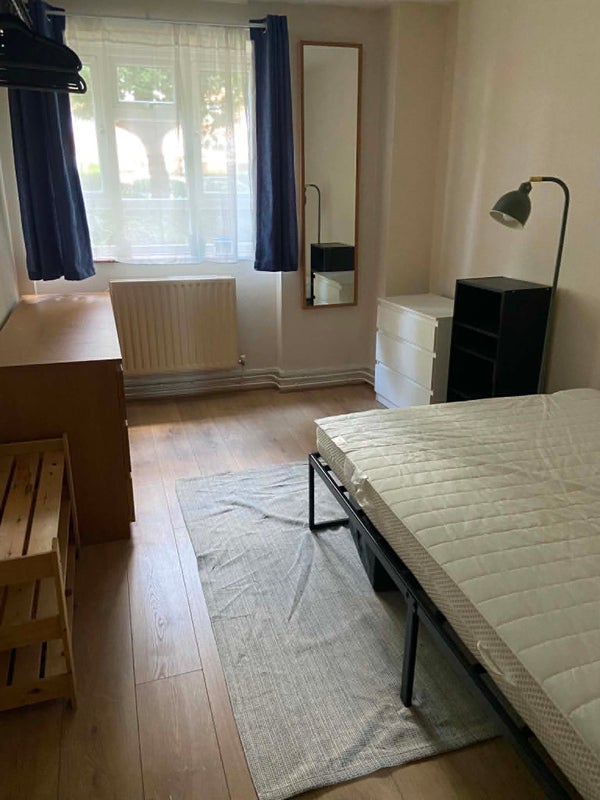Photo 1: Available double bedroom