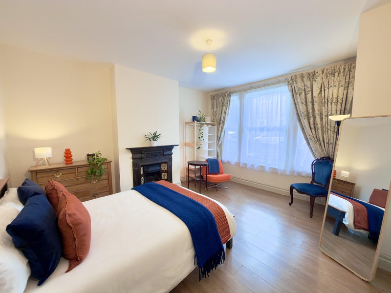 Photo 1: Bedroom