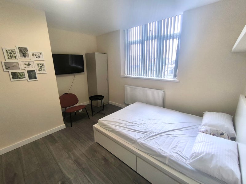 Photo 1: Double bed