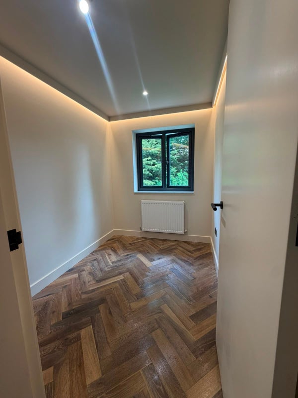 Photo 1: Room 1
