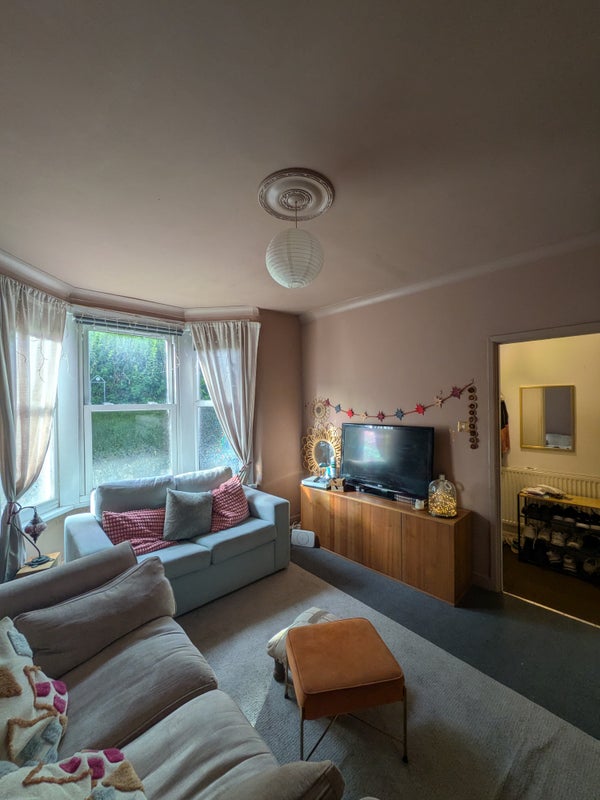 Photo 1: Lounge