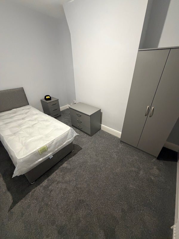 Photo 1: Room 1