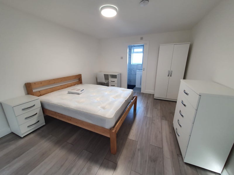 Photo 1: Ensuite
