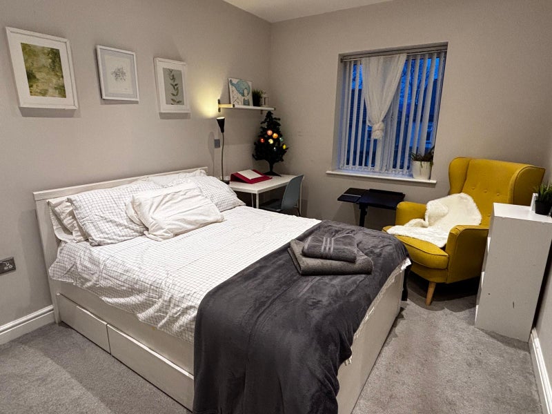 Photo 1: Spacious double bedroom with window