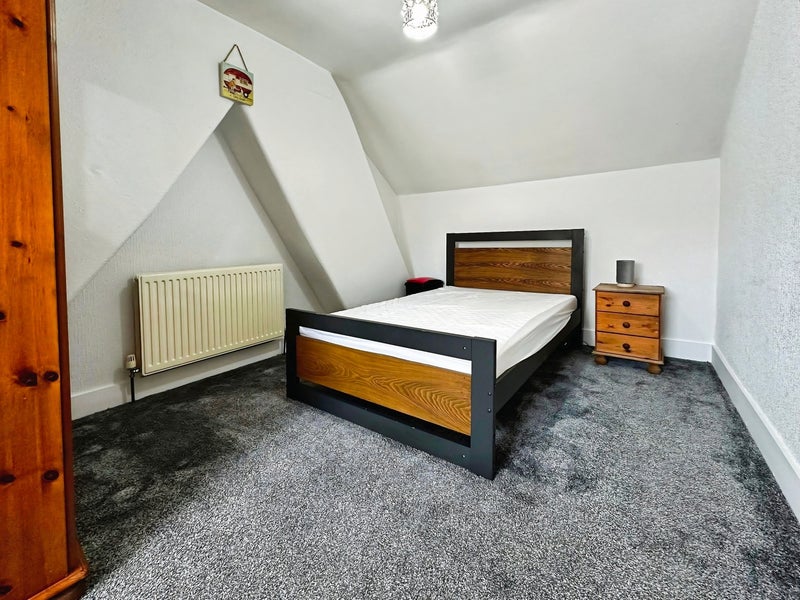 Photo 1: Room 5