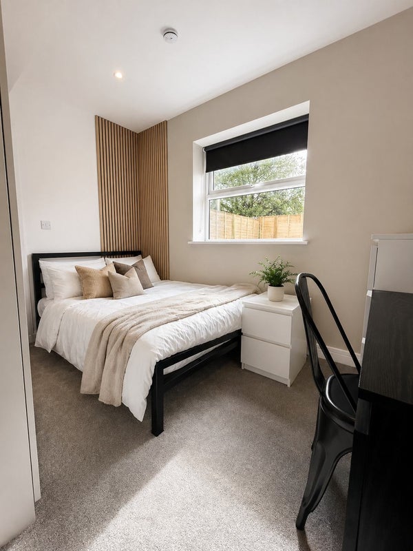 Photo 1: Bedroom