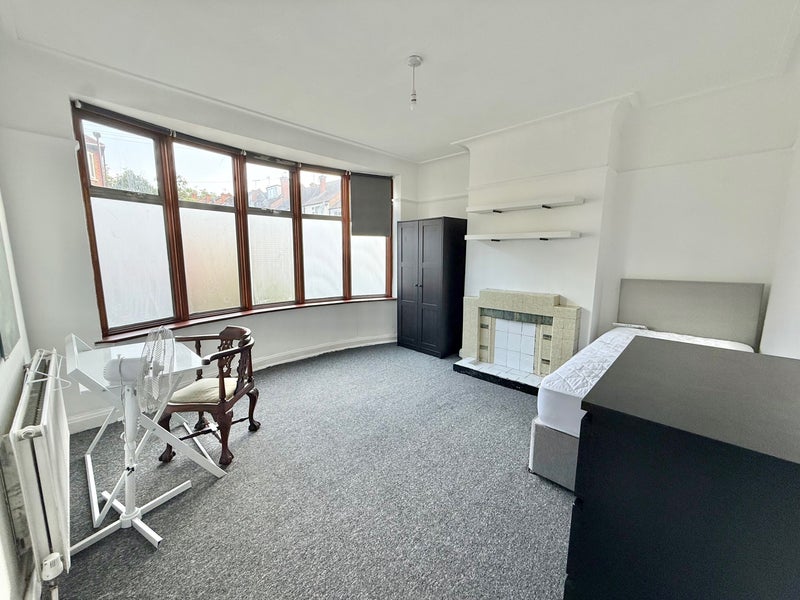 Photo 1: Double Bedroom - Ground Floor