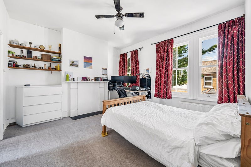 Photo 1: Spacious double room