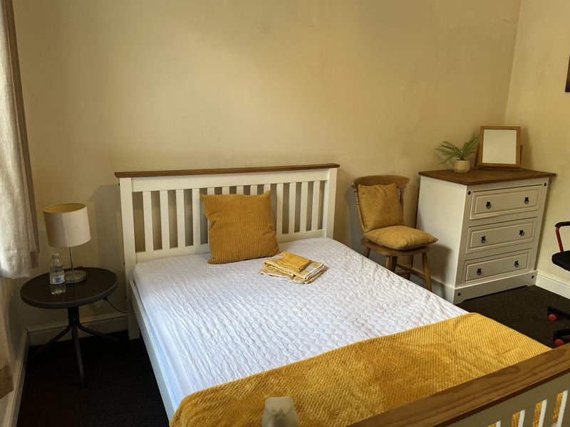 Photo 1: Room 4