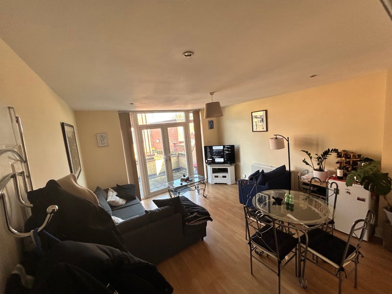 Photo 1: Living room 