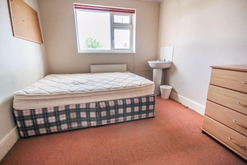 Photo 1: Room