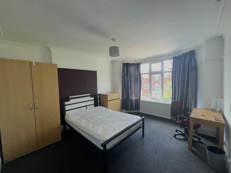 Photo 1: Bed 4
