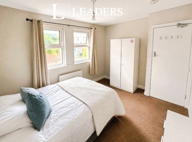 Photo 1: Bedroom 3