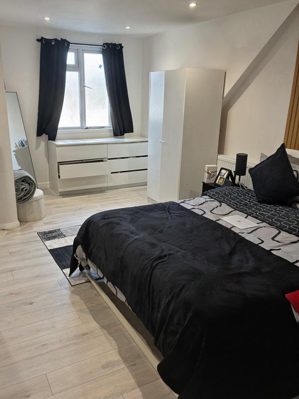 Spacious Double Bedroom â Top Floor with Garden - View 2