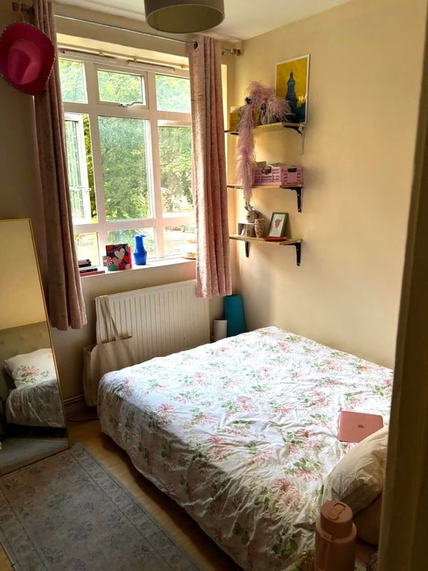 Photo 1: Bedroom