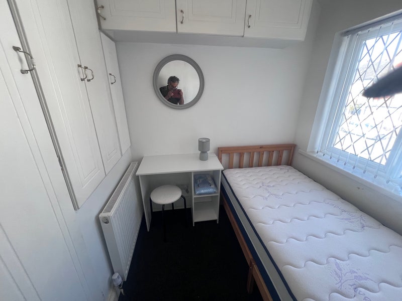 Photo 1: Room 2 single bed 