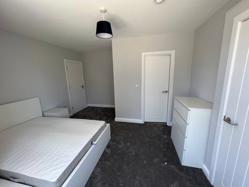 Photo 1: Bedroom