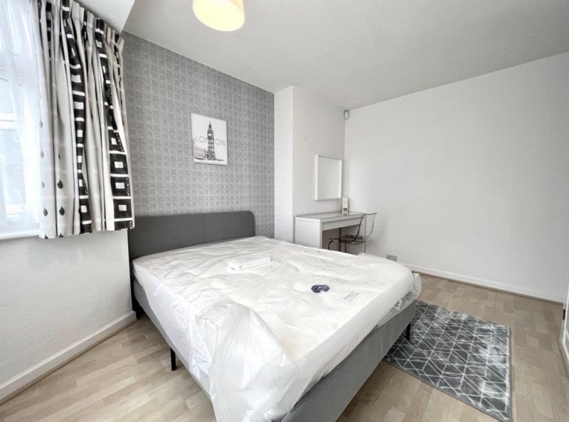 Photo 1: Room 2