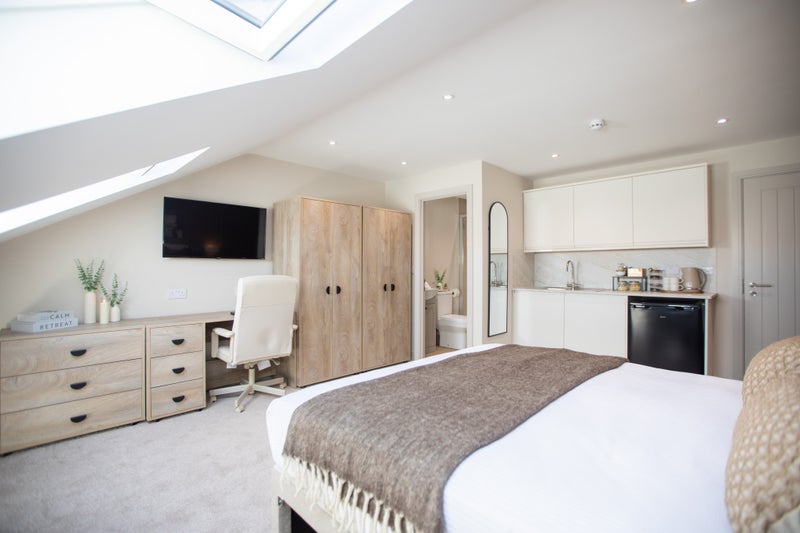 Photo 1: Rm7 Kitchennette kingsize bed ensuite