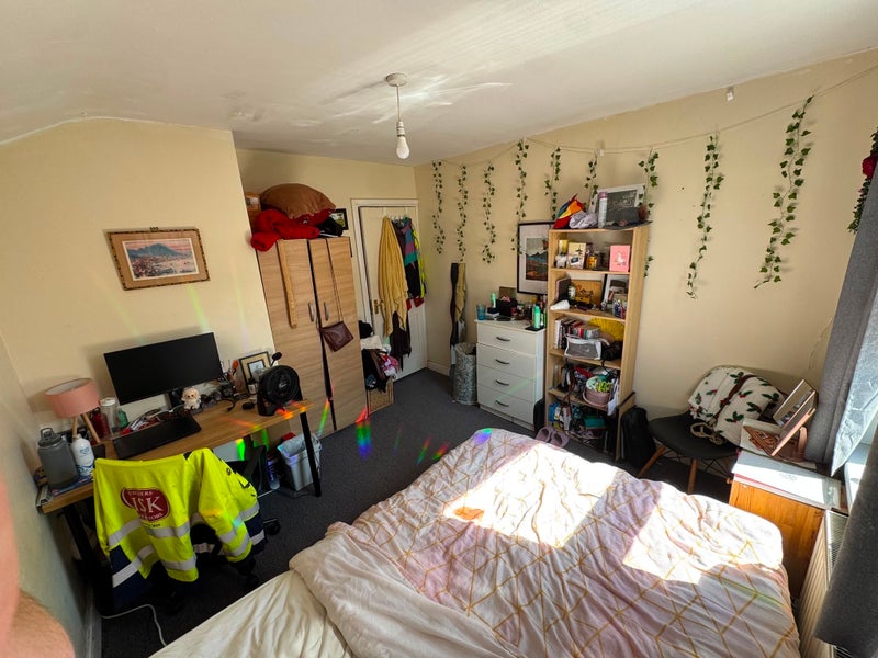 Photo 1: Top floor room (£925)
