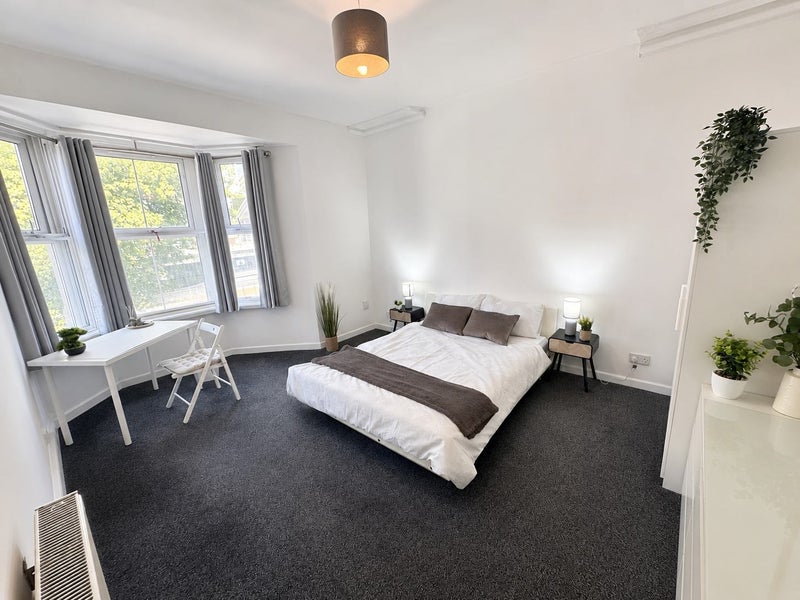 Photo 1: Room 4