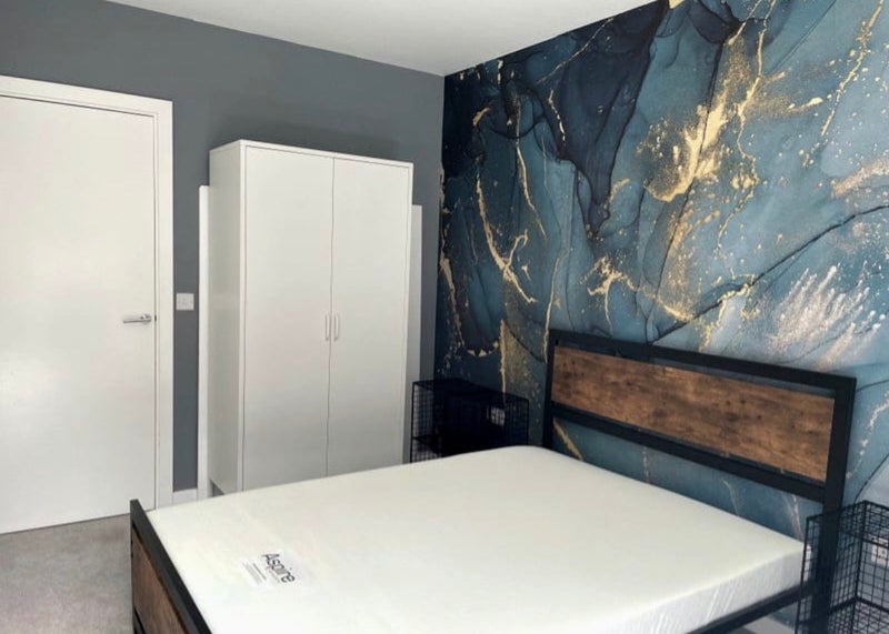 Photo 1: Double bedroom
