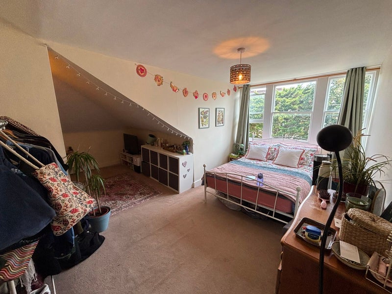 Photo 1: Available room 
